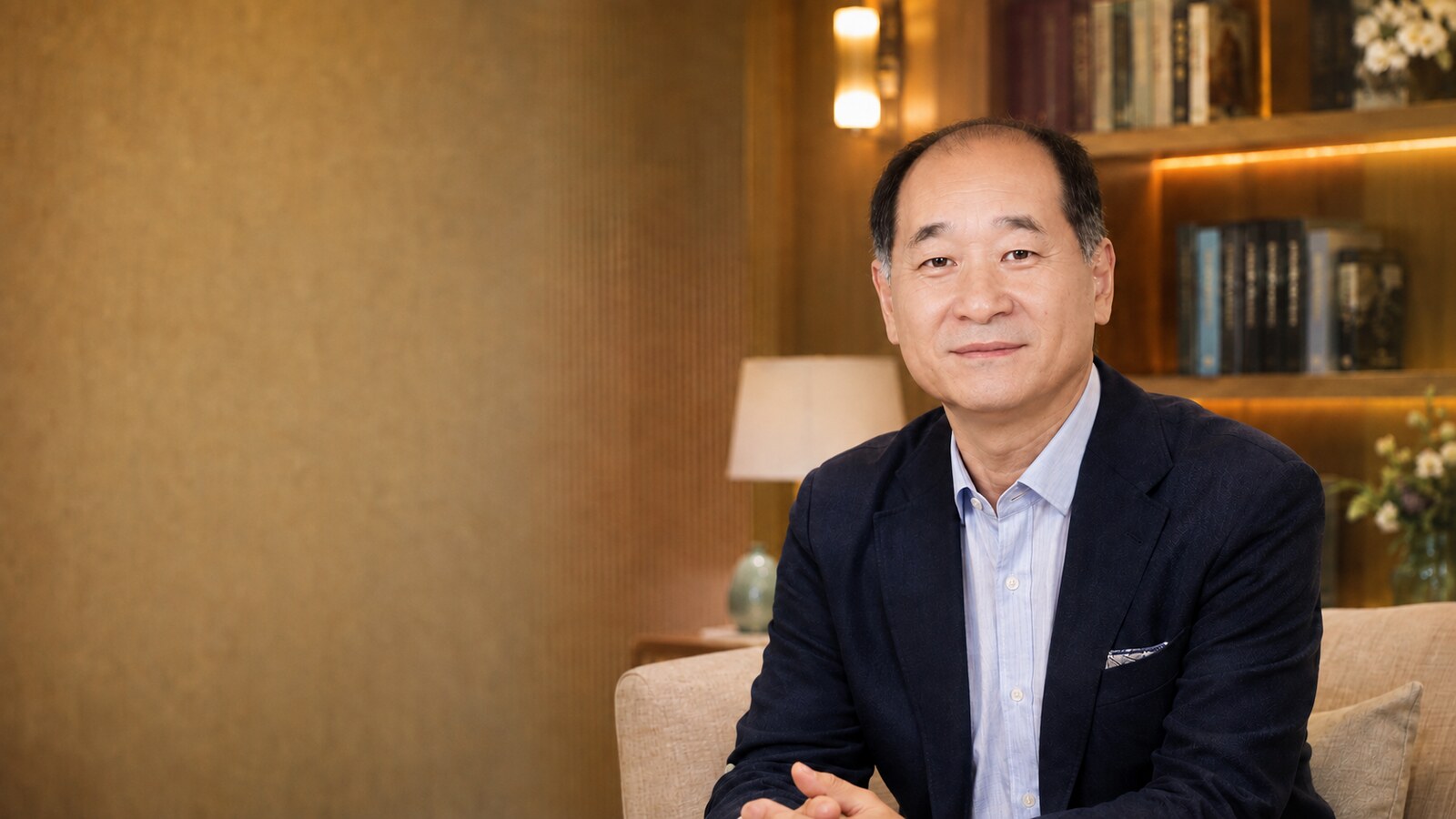 따뜻한 공간에서 팬들에게 인사하는 커뮤니티 진행자